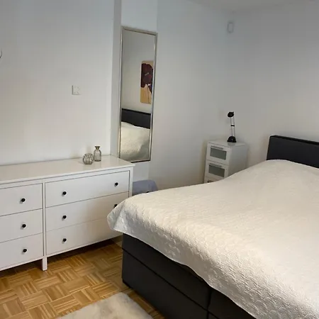 Schönes Mit Terrasse, Mitten Im Grünen